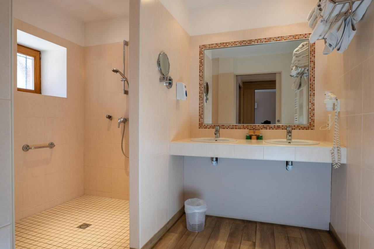 Village Hotel 2*